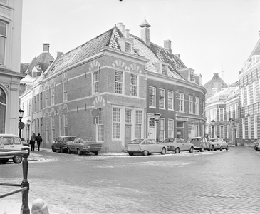 880332 Gezicht op de panden Achter de Dom 30 (links) en Pausdam 1-3 te Utrecht, in een besneeuwde omgeving, vanaf de ...
